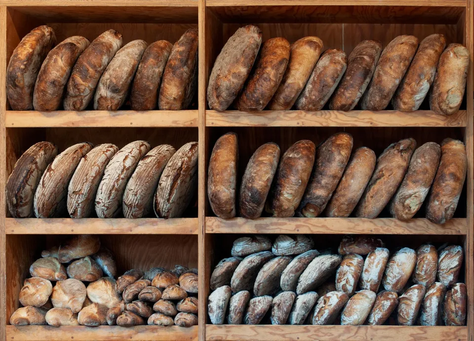 Khay bánh mới ra lò tại Lò Bánh Mì Trung Nữ